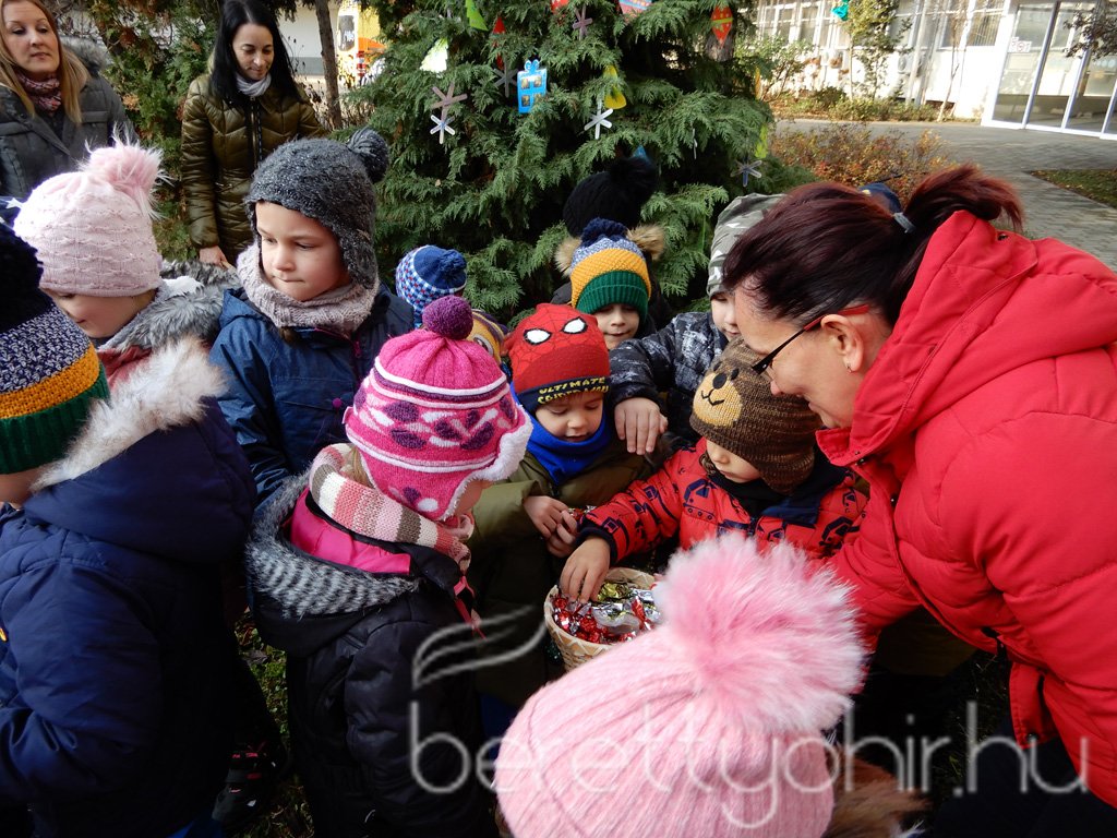 Fenyődíszítés a kórházban 23